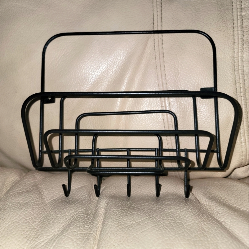 Mail and key organizer